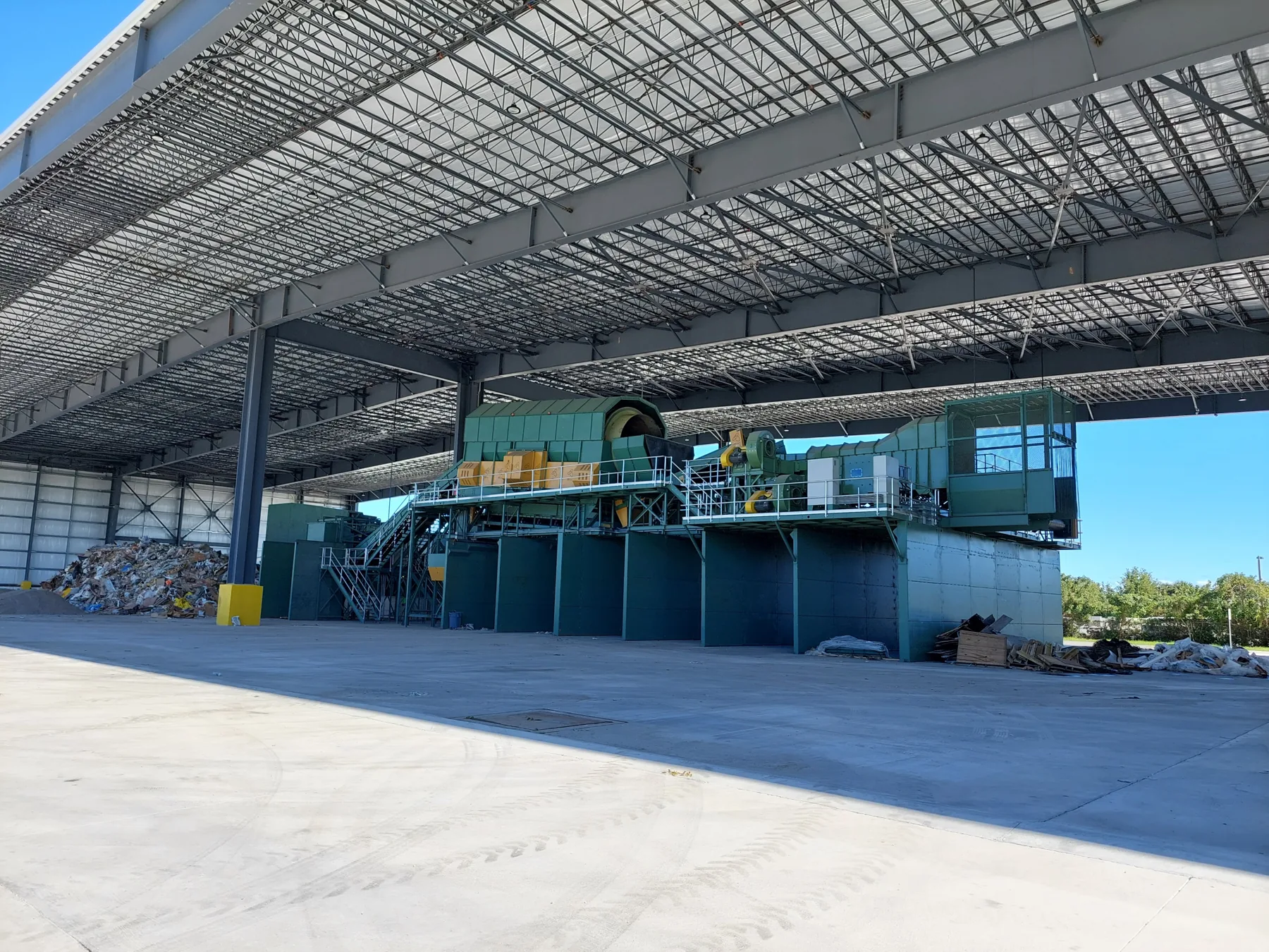 Un système de tri Sherbrooke OEM installé sous un grand bâtiment d’usine à aire ouverte