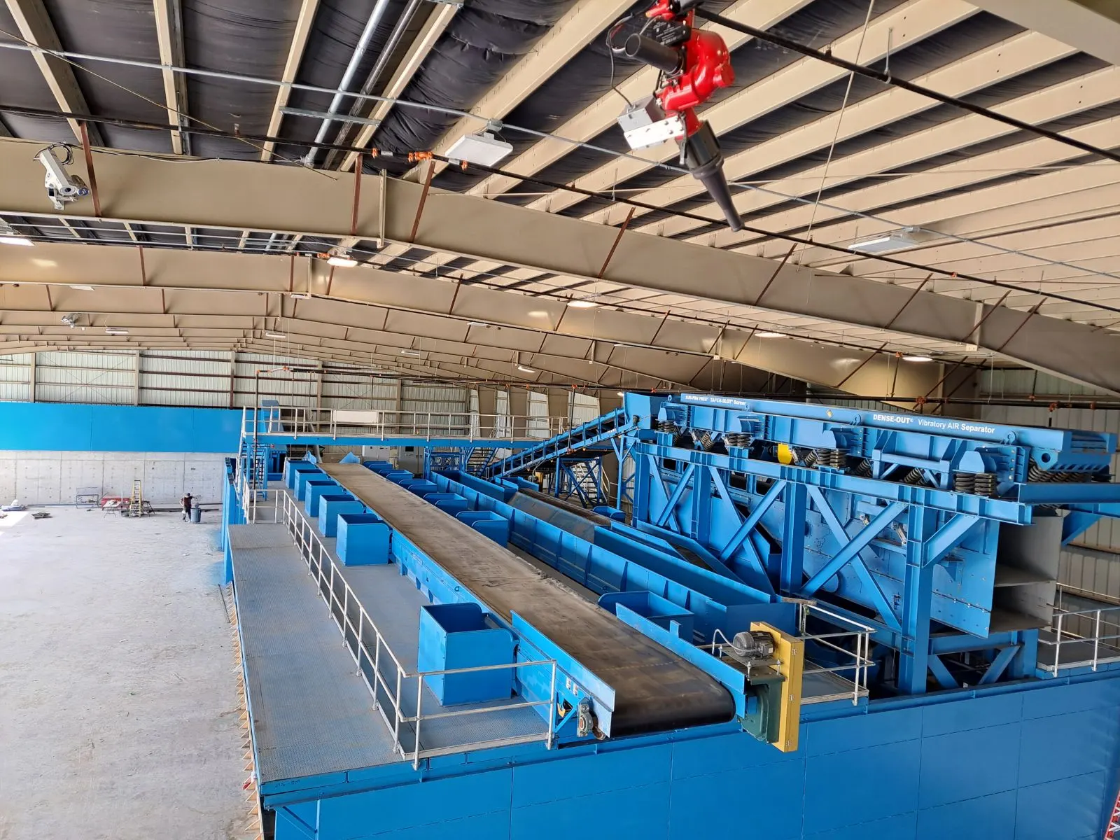 Complete sorting system in a plant hall with picking line and air separator